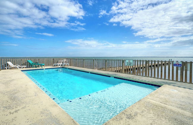 Balcony w/ Bay View Shared Pool + Boat Dock Fat Flounder by Avantstay - Foto 6