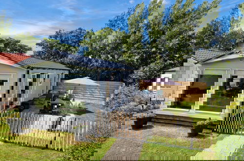 Foto 12 - Cozy Chalet With Spacious Garden on a Holiday Park