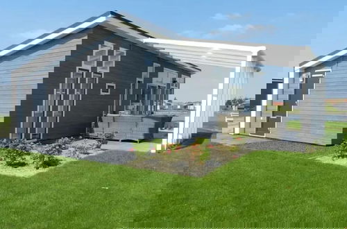 Foto 1 - Modern Chalet on the Water at a Holiday Park