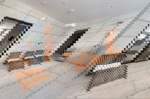 Photo 38 - Luxury B.one Apartment