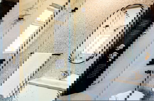 Foto 11 - Unwind at Contemporary Alanda Apartment