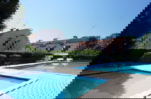 Foto 13 - Bright Villa in a Quiet Residence