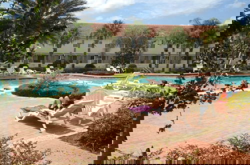 Foto 15 - Lake View Townhome Near Disney
