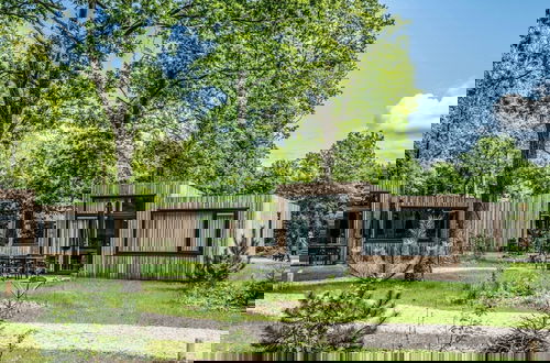 Foto 30 - Modern Lodge With two Bathrooms Within Green Surroundings