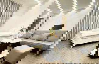 Foto 2 - Sunrise City View Apartment