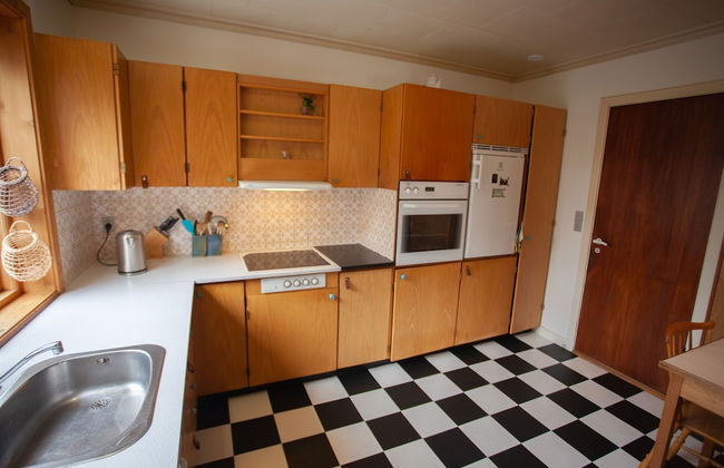 3 Storey 5 Bedroom, 3 Bathroom House in the Center of Tórshavn - Photo 12