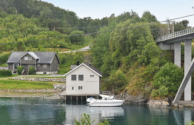 8 Person Holiday Home in Lesund - Foto 29