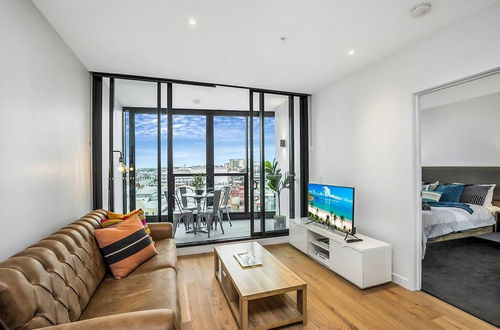 Photo 1 - Bribane Chinatown 2 Bed Apt, Parking, Pool, Gym - Qfv147-8