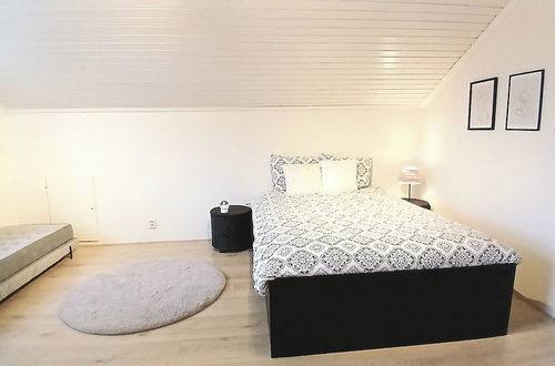 Photo 3 - Stunning Sleeps 9 Lakeview Loghome, Spa & Yoga