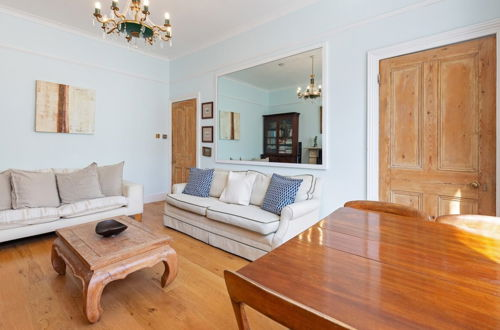 Photo 17 - Gorgeous 1 Bedroom in Earl's Court With Vintage Furniture