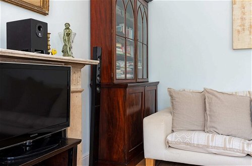 Photo 15 - Gorgeous 1 Bedroom in Earl's Court With Vintage Furniture