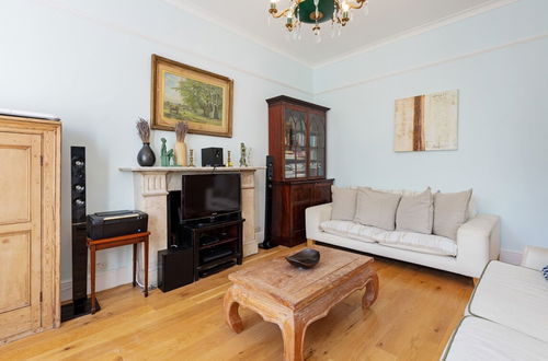 Photo 16 - Gorgeous 1 Bedroom in Earl's Court With Vintage Furniture