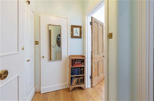 Photo 2 - Gorgeous 1 Bedroom in Earl's Court With Vintage Furniture