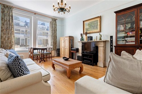 Photo 18 - Gorgeous 1 Bedroom in Earl's Court With Vintage Furniture