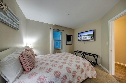Foto 5 - Luxury Condo in the Action of Orange Beach With Pool and Beach Access