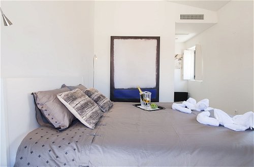 Photo 23 - ALTIDO Lux & Spacious 1BR home w/ huge terrace, 5mins to Academy of Sciences