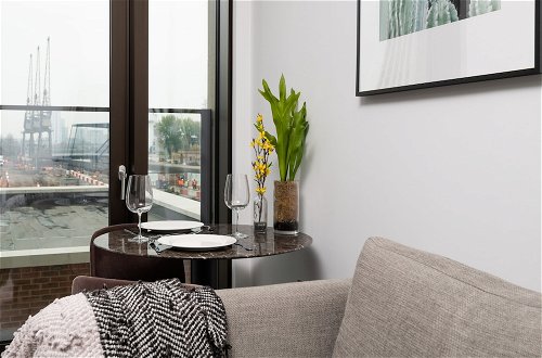 Photo 10 - Immaculate New Studio Apartment in Canary Wharf