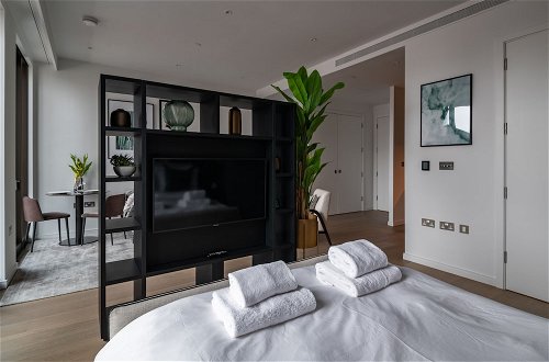 Photo 4 - Immaculate New Studio Apartment in Canary Wharf