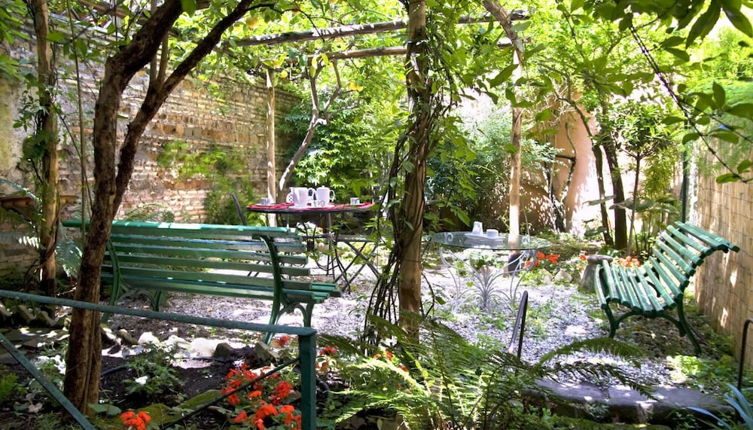 Foto 1 - Rome With a Garden Delightful 1 Bedroom Apartment With Private Garden in Historic Trastevere