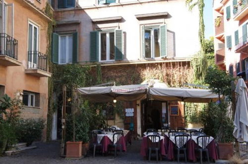 Foto 13 - Rome With a Garden Delightful 1 Bedroom Apartment With Private Garden in Historic Trastevere