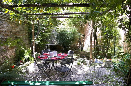 Photo 18 - Rome With a Garden Delightful 1 Bedroom Apartment With Private Garden in Historic Trastevere