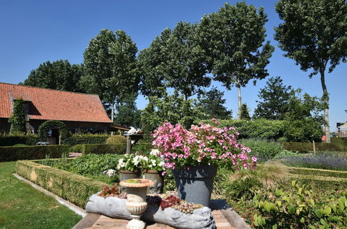 Photo 37 - Tasteful Mansion in Lichtervelde with Hot Tub