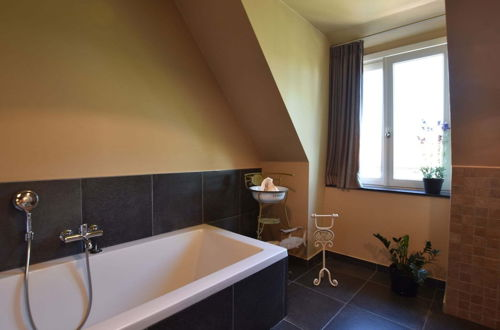 Foto 17 - Tasteful Mansion in Lichtervelde with Hot Tub