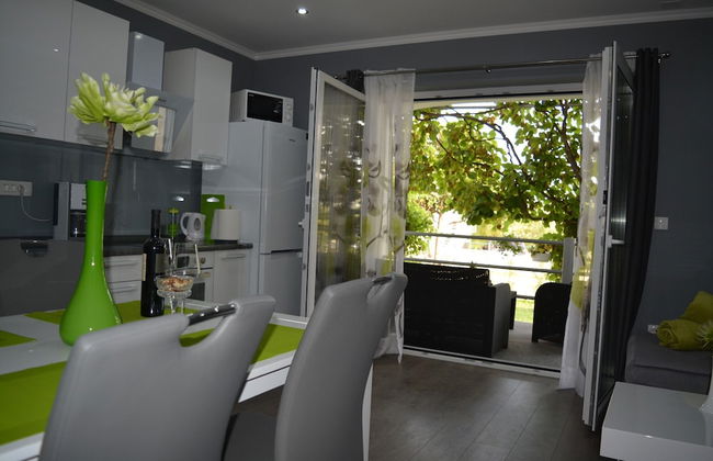 Green-beautiful Modern Apt. With Balcony & Garden - Foto 13