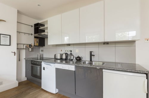 Photo 15 - ALTIDO Smart 3 bed Flat in Islington, Close to Angel Tube