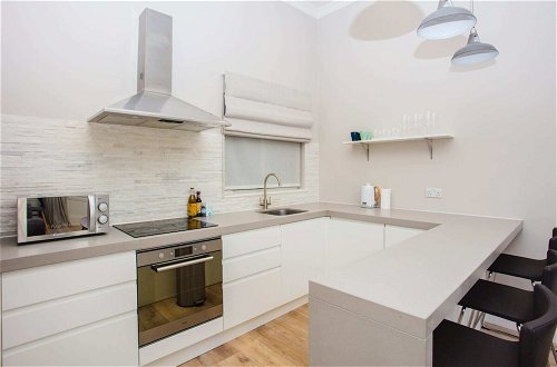 Photo 8 - Modern & Spacious 1 Bedroom Apartment in London