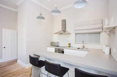 Photo 7 - Modern & Spacious 1 Bedroom Apartment in London