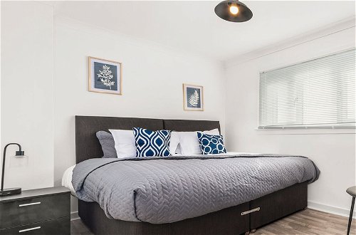 Photo 3 - Three Bedroom Apartment by Klass Living Serviced Accommodation Coatbridge - Berwick Apartment With WiFi &Parking