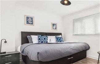 Photo 3 - Three Bedroom Apartment by Klass Living Serviced Accommodation Coatbridge - Berwick Apartment With WiFi &Parking
