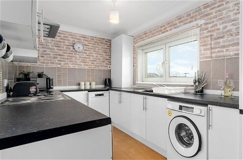 Photo 4 - Three Bedroom Apartment by Klass Living Serviced Accommodation Coatbridge - Berwick Apartment With WiFi &Parking