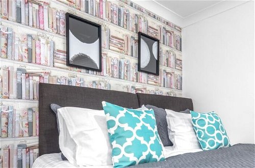 Photo 1 - Three Bedroom Apartment by Klass Living Serviced Accommodation Coatbridge - Berwick Apartment With WiFi &Parking