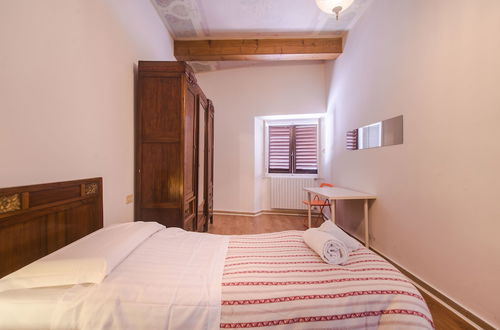 Photo 5 - Lovely 4BD Apt 3min Walk to Ponte Vecchio