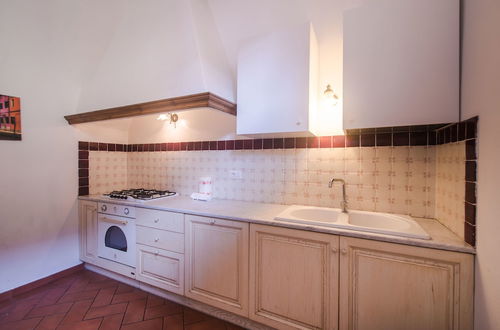 Photo 19 - Lovely 4BD Apt 3min Walk to Ponte Vecchio