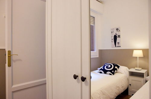 Photo 11 - Cute & Spacious Eixample Apartment