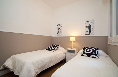 Photo 5 - Cute & Spacious Eixample Apartment