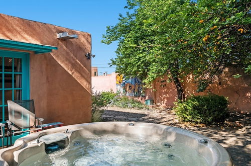 Foto 28 - Amor - Historic Adobe in the Heart of The Railyard and Downtown Santa Fe, Hot Tub