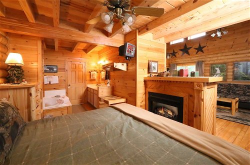 Foto 4 - Smoky Cascades - One Bedroom Cabin
