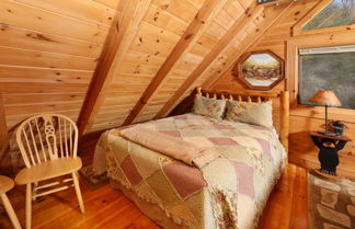 Foto 2 - Smoky Cascades - One Bedroom Cabin