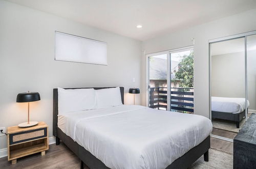 Photo 12 - Brand NEW Luxury Modern 3bdr Townhome In Silver Lake