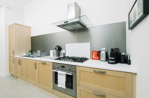 Photo 9 - JOIVY Great Location! Heart of City Centre 3bed Apartment