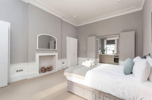 Photo 2 - Torphichen Street 5 Star Luxury Apartment