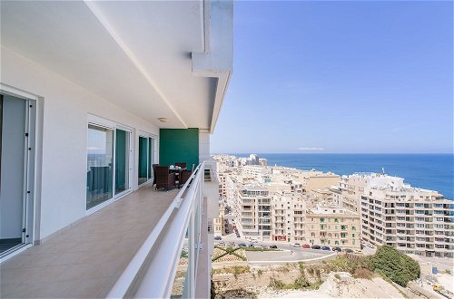 Foto 46 - Seafront Luxury Apartment With Pool
