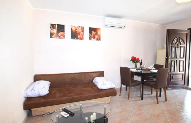 Lovable Apartment, Pool With Deckchairs, Fenced Garden With Grill, Wifi and Airco - Foto 6