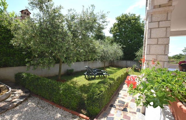 Lovable Apartment, Pool With Deckchairs, Fenced Garden With Grill, Wifi and Airco - Foto 16