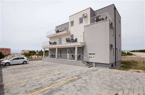 Foto 16 - Lovely Apartment in Novalja near Sea Beach & Town Center