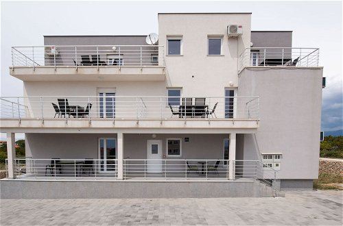 Foto 15 - Lovely Apartment in Novalja near Sea Beach & Town Center